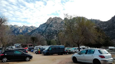 El aparcamiento de La Pedriza se encuentra  completo desde primera hora de este domingo