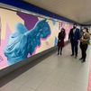 Metro homenajea a la mujer con un mural de 17 metros en Sainz de Baranda