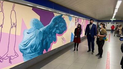 Metro homenajea a la mujer con un mural de 17 metros en Sainz de Baranda