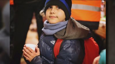 La odisea del niño ucraniano que cruzó solo la frontera con un teléfono apuntado en la mano