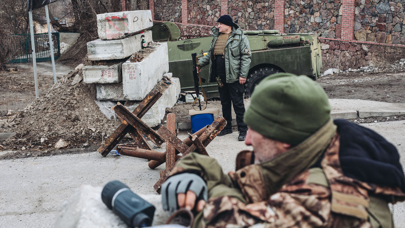 Soldados en un puesto de control ucraniano