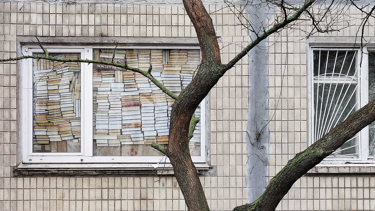 El escritor que utiliza libros contra bombas en Kiev