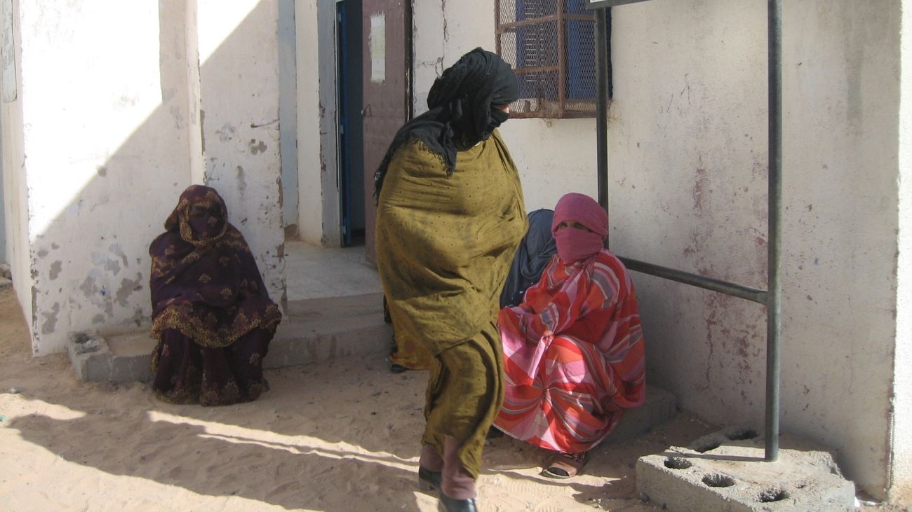 Saharauis ante un centro de atención en Tindouf, Argelia