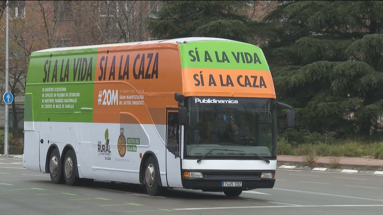 Un autobús recorre las calles de Madrid con el lema ‘Sí a la vida, sí a la caza’