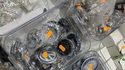 Requisados 1.500 artículos falsificados en un local de Usera