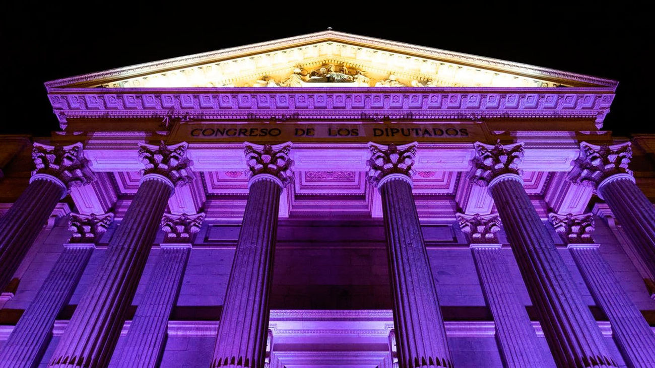 El Congreso se tiñe de violeta para conmemorar el Día Internacional de la Mujer