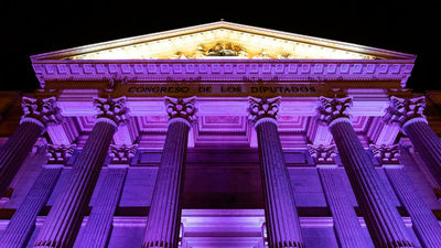 El Congreso se tiñe de violeta para conmemorar el Día Internacional de la Mujer