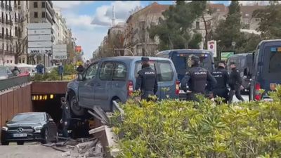 Sucesos Madrid: Un coche colgado en plena plaza de Colón