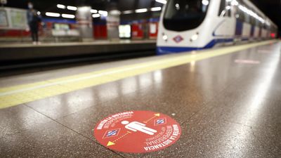 Las razones, o excusas, por las que muchos madrileños no se ponen la mascarilla en el transporte público