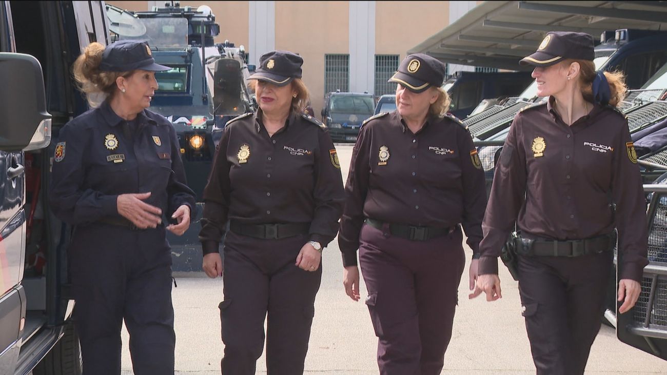Cuatro mujeres pioneras, las primeras policías antidisturbios