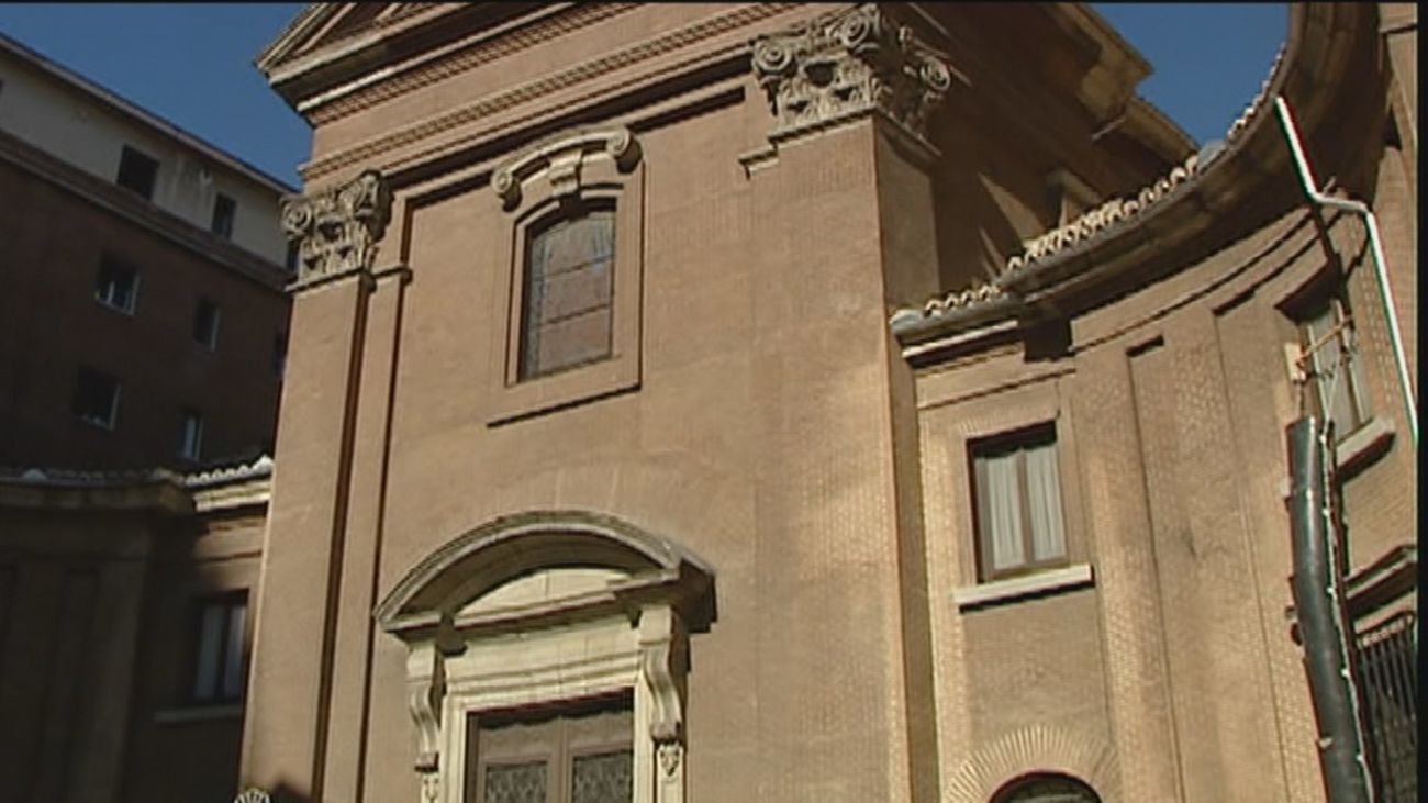 Roban en la iglesia de San Marcos de Madrid durante el rezo del rosario