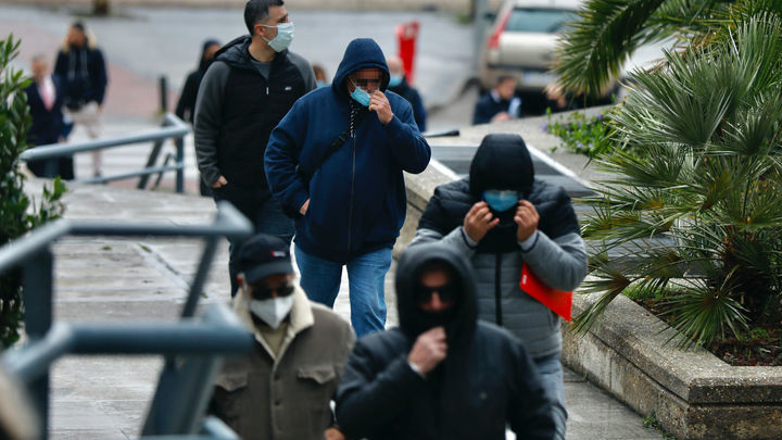 Varios acusados a su llegada  al juicio para declarar por organizar presuntamente peleas de perros / EP