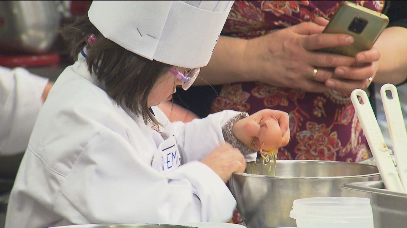 Chavales con síndrome de Down aprenden a cocinar con reconocidos cocineros