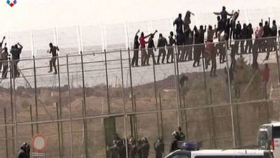 La actuación policial impide un nuevo intento de saltar la valla de Melilla por parte de 1.000 migrantes