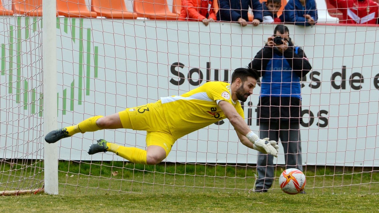Molina, portero del Carabanchel:  "¿Y si ganamos todo y nos salvamos?"