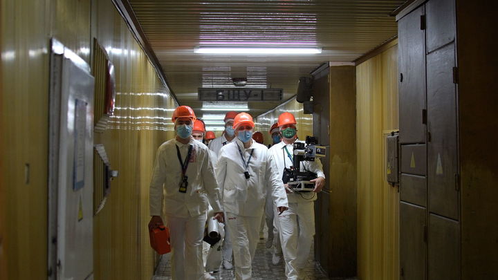 investigadores caminando por el "Corredor Dorado", que vincula la Unidad 4 con los otros reactores de Chernobil / EUROPA PRESS