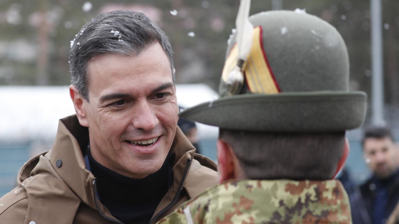 Pedro Sánchez durante su visita a las tropas en Letonia