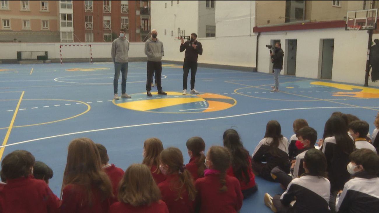 El colegio 'La Salle La Paloma' reinaugura su patio tras la explosión de la calle Toledo