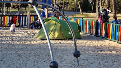 Una persona que vive en la calle acampa en un parque infantil de Fuencarral-El Pardo ante la indignación de los padres