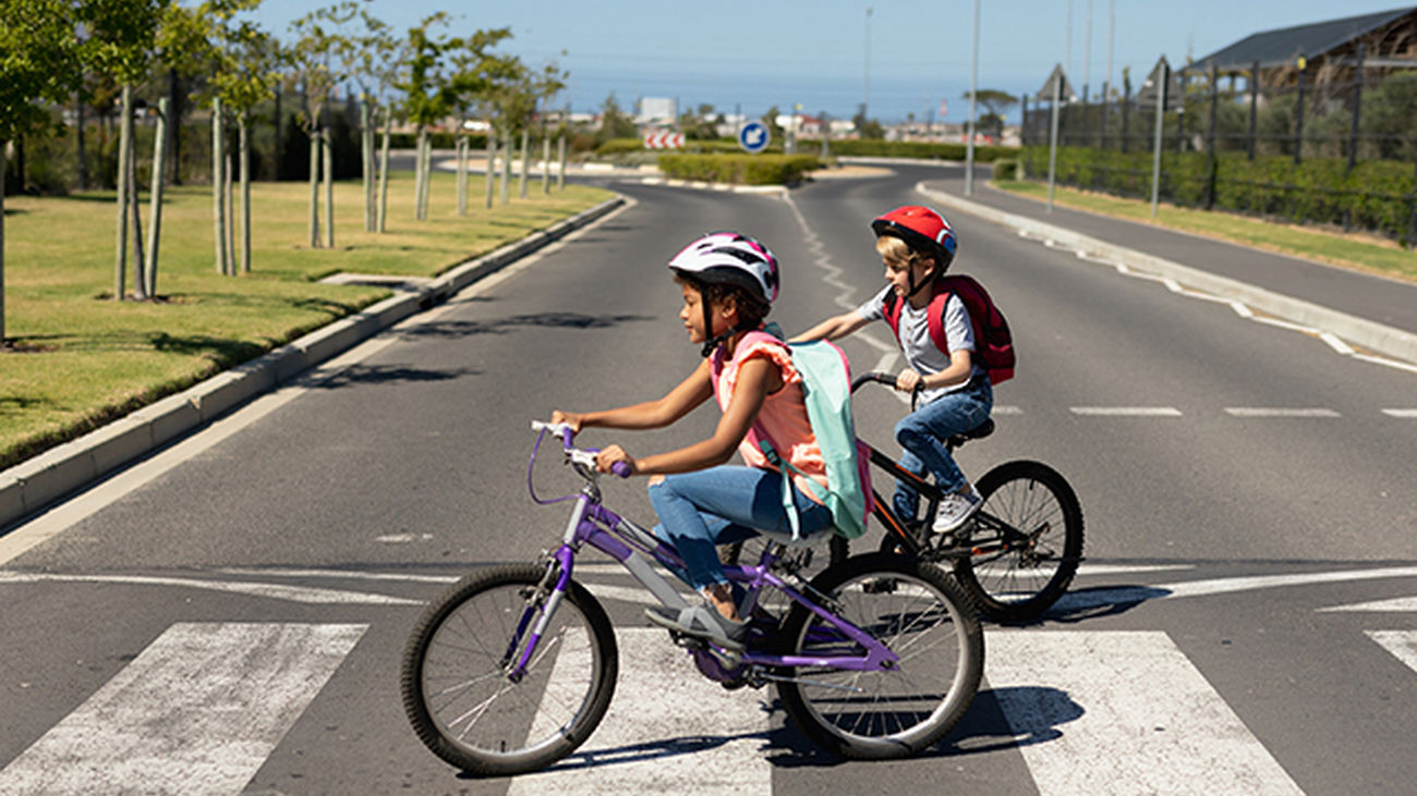 Dos niños en bicicleta