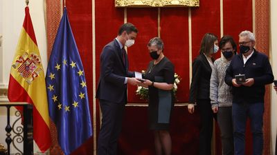 Sánchez entrega la Gran Cruz del Reconocimiento Civil a las Víctimas del Terrorismo a cinco españoles asesinados en atentados en el extranjero
