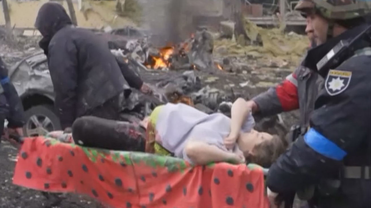 Una mujer embarazada es rescatada tras el bombardeo ruso a un hospital de Mariúpol
