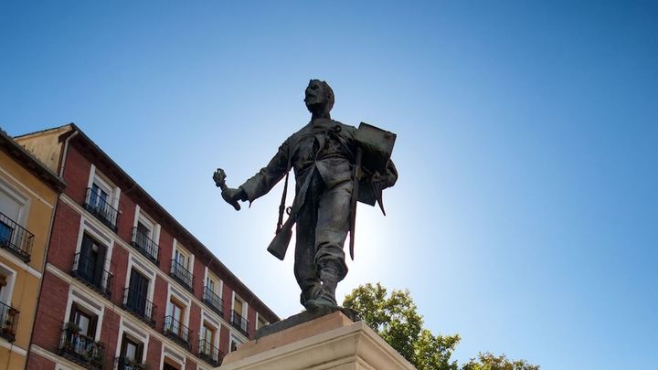 Estatua de Eloy Gonzalo en la Plaza de Cascorro / MADRID.ES