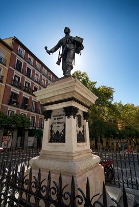Estatua de Eloy Gonzalo en la Plaza de Cascorro / MADRID.ES