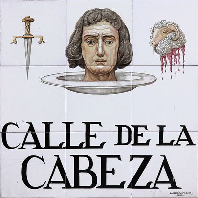 Placa de la Calle de la Cabeza, con la imagen del cura decapitado y el carnero / CC / LUIS GARCÍA