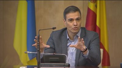 Sánchez visita el centro de refugiados de Ucrania en Madrid y Ayuso critica que no haya sido invitada