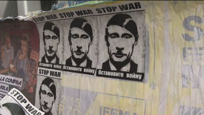 Madrid se llena de carteles de Putin como Hitler y un mensaje: 'No a la guerra'
