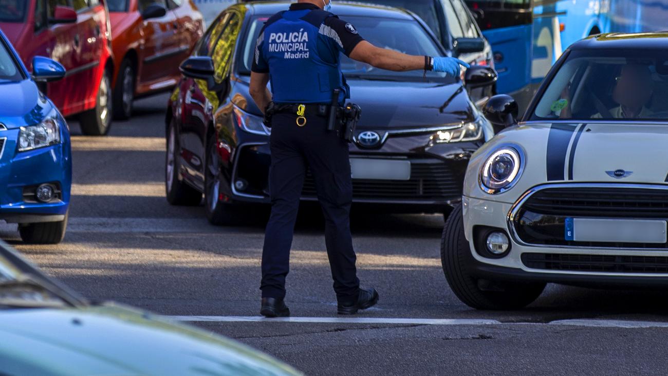 Hartos de atascos a la salida de un colegio de Sanchinarro