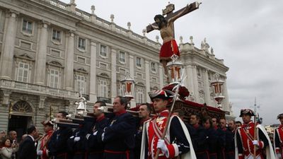 El traslado del Cristo de los Alabardero  protagoniza el Martes Santo madrileño