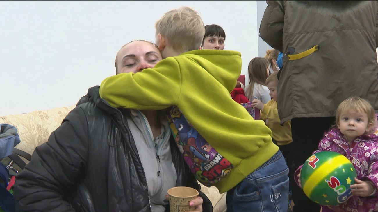 Refugiados ucranianos se reencuentran con sus familias en Madrid