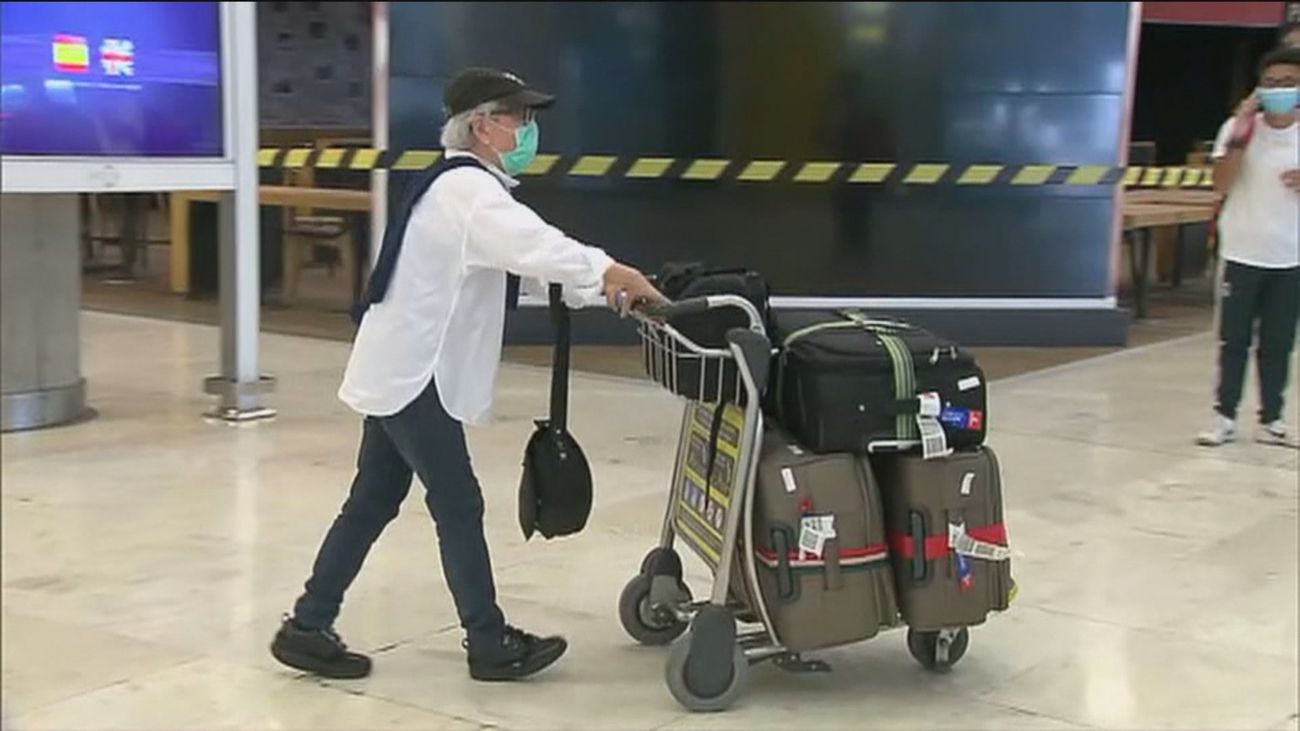 Una pasajera empuja su equipaje dentro del aeropuerto de Barajas