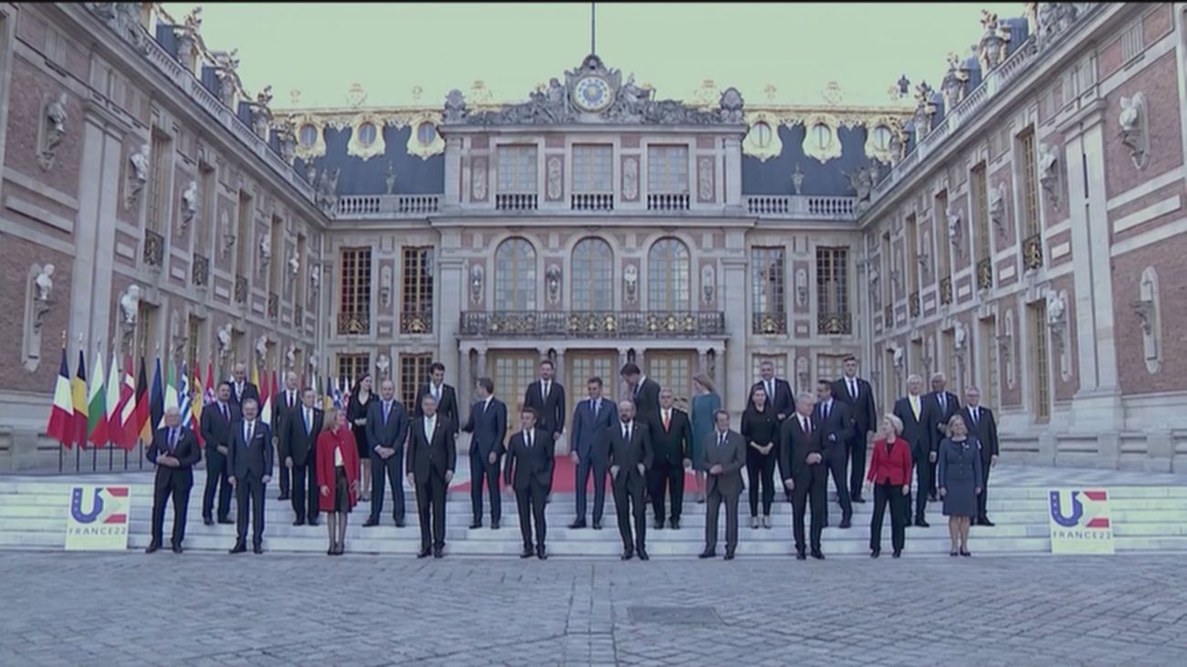 Los líderes de la UE reconocen a Ucrania como parte de la "familia europea" y prometen reforzar la relación