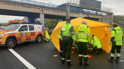 Herido grave un joven al caerse en la A-2 tras perder el control de la moto