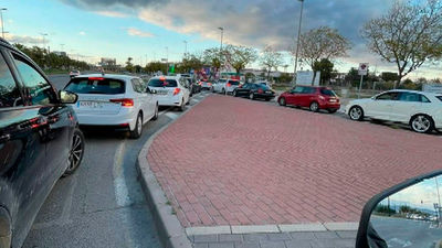 Enormes colas en las gasolineras más baratas de Madrid ante el subidón de precios