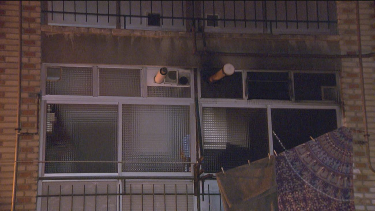 Intoxicados leves tres vecinos de Alcorcón tras el incendio en una cocina