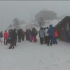 Los madrileños disfrutan de la nieve en la Sierra a pesar de la niebla y el frío