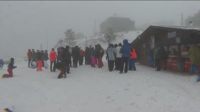 Los madrileños disfrutan de la nieve en la Sierra a pesar de la niebla y el frío