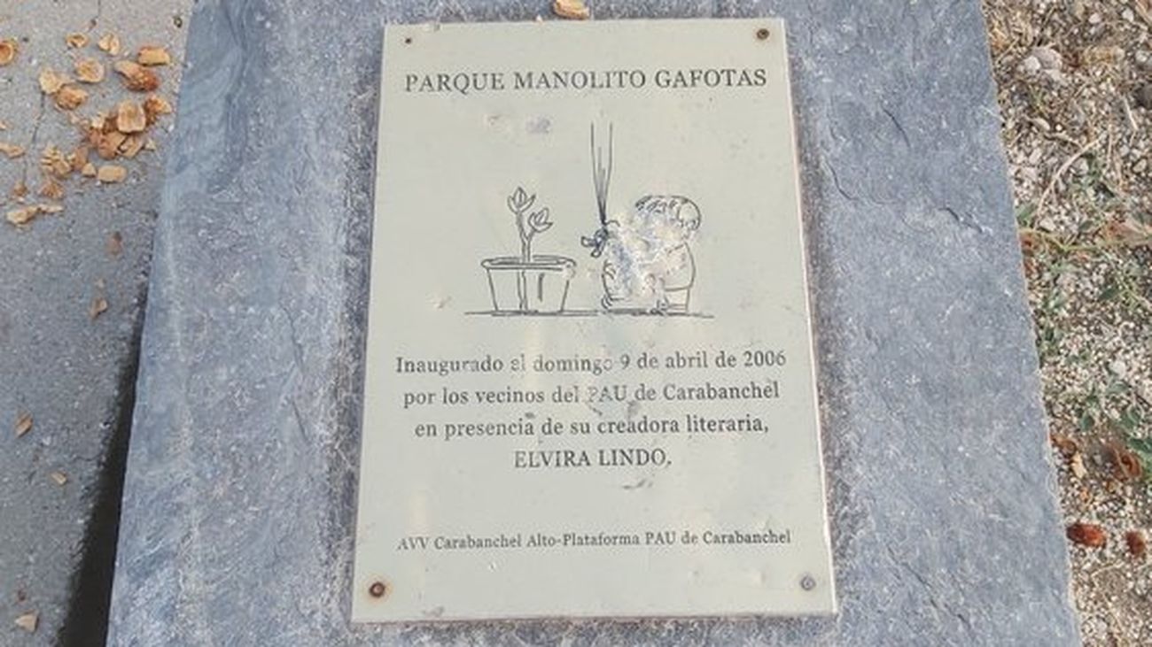 Placa de la 'inauguración' del Parque Manolito Gafotas por los vecinos de Carabanchel en 2006