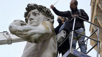 Un conocido saboteador de obras prende fuego a la copia del David de Miguel Ángel en Florencia