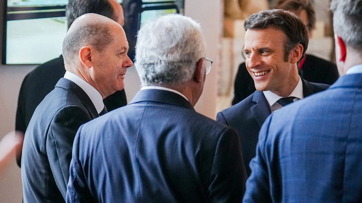 Emmanuelle Macron dialoga con Olaf Scholz en Versalles / Europa Press