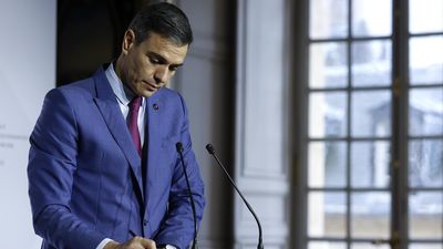 Feijóo tacha de "frivolidad" la serie de televisión de Pedro Sánchez
