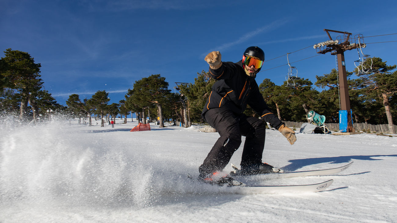 Un hombre hace snowboard en Navacerrada