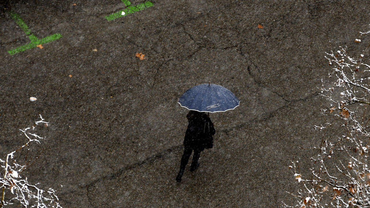 Un hombre con paraguas en Madrid