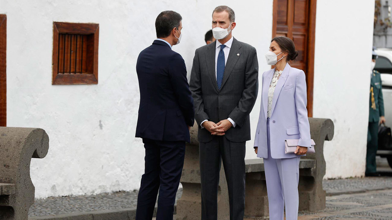 El rey Felipe VI (C) y la reina Letizia (d) conversan con el presidente del Gobierno, Pedro Sánchez, a su llegada al acto de homenaje al pueblo de La Palma por su conducta ejemplar durante la erupción celebrado en Santa Cruz de La Palma