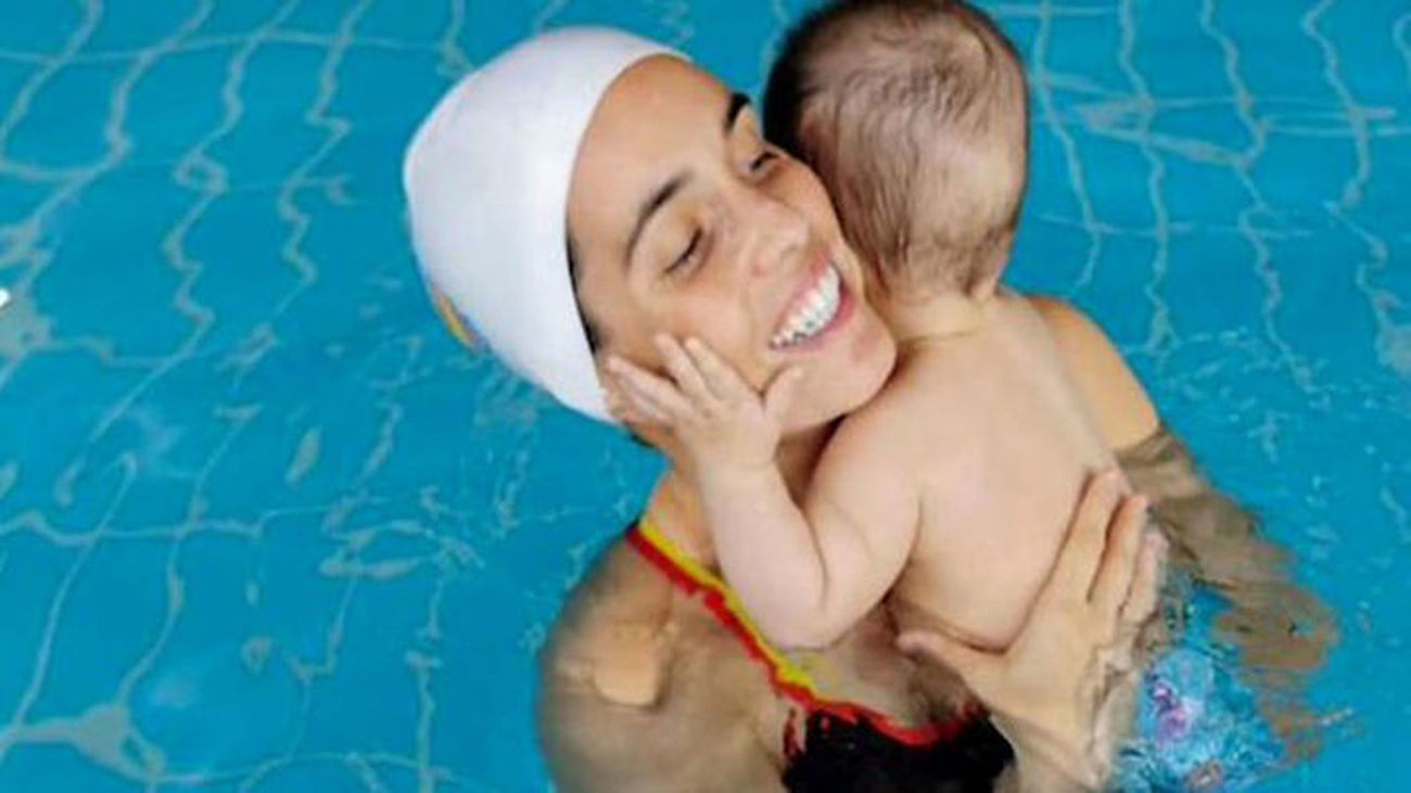La deportista de natación sincronizada Ona Carbonell con su bebé