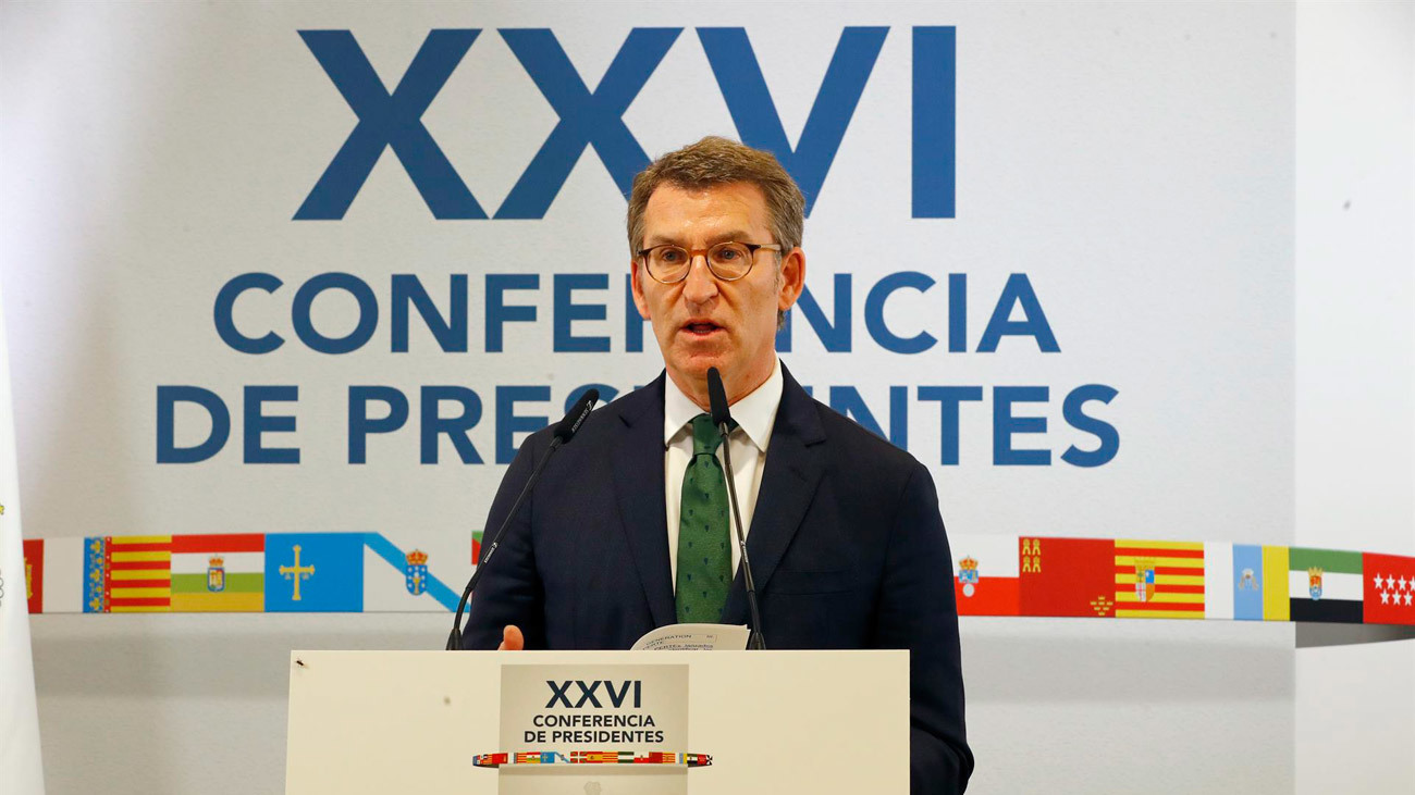 El presidente de Galicia, Alberto Núñez Feijóo, atiende a los medios de comunicación tras la reunión de la XXVI Conferencia de Presidentes se ha celebrado este domingo en